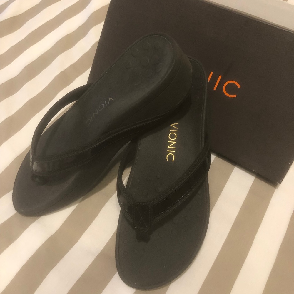 Vionic Black High Tide platform flip flop